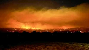 bushfires threaten rural towns in Australian heat wave