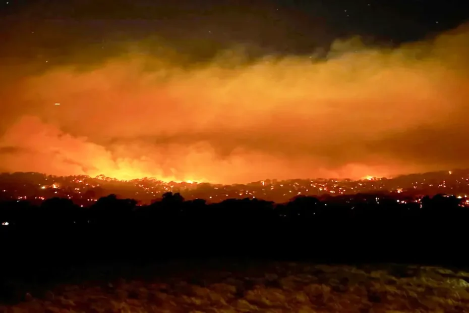 bushfires threaten rural towns in Australian heat wave